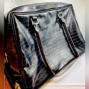 Mobile Edge Black Leather Laptop shoulder Case with Red velvet interior.